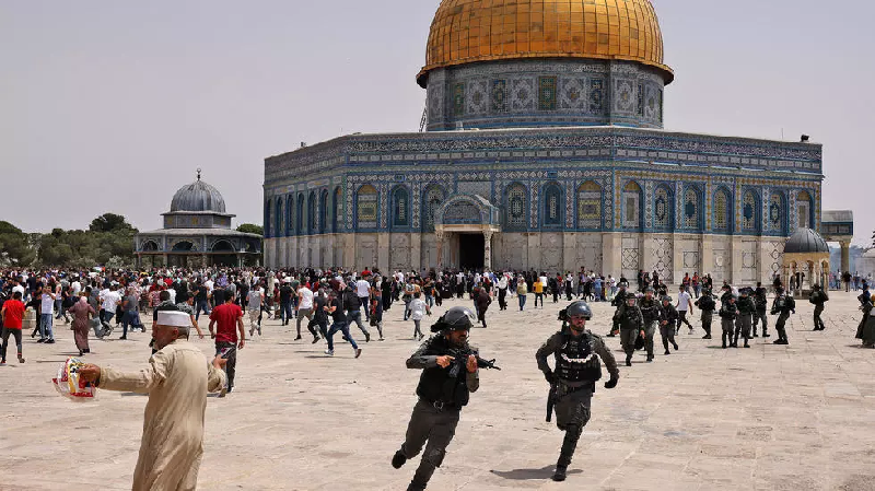 Israel Police Attack Palestinians With Stun Grenades Teargas At Al Aqsa Mosque 270