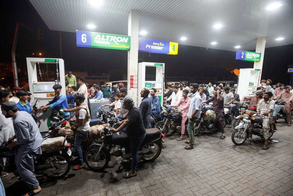 Pakistan Braces For Fuel Shortages Amid Liquidity Crisis 28442
