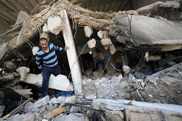 Israeli Air Strikes Continue As Gaza Death Toll Nears 200 29