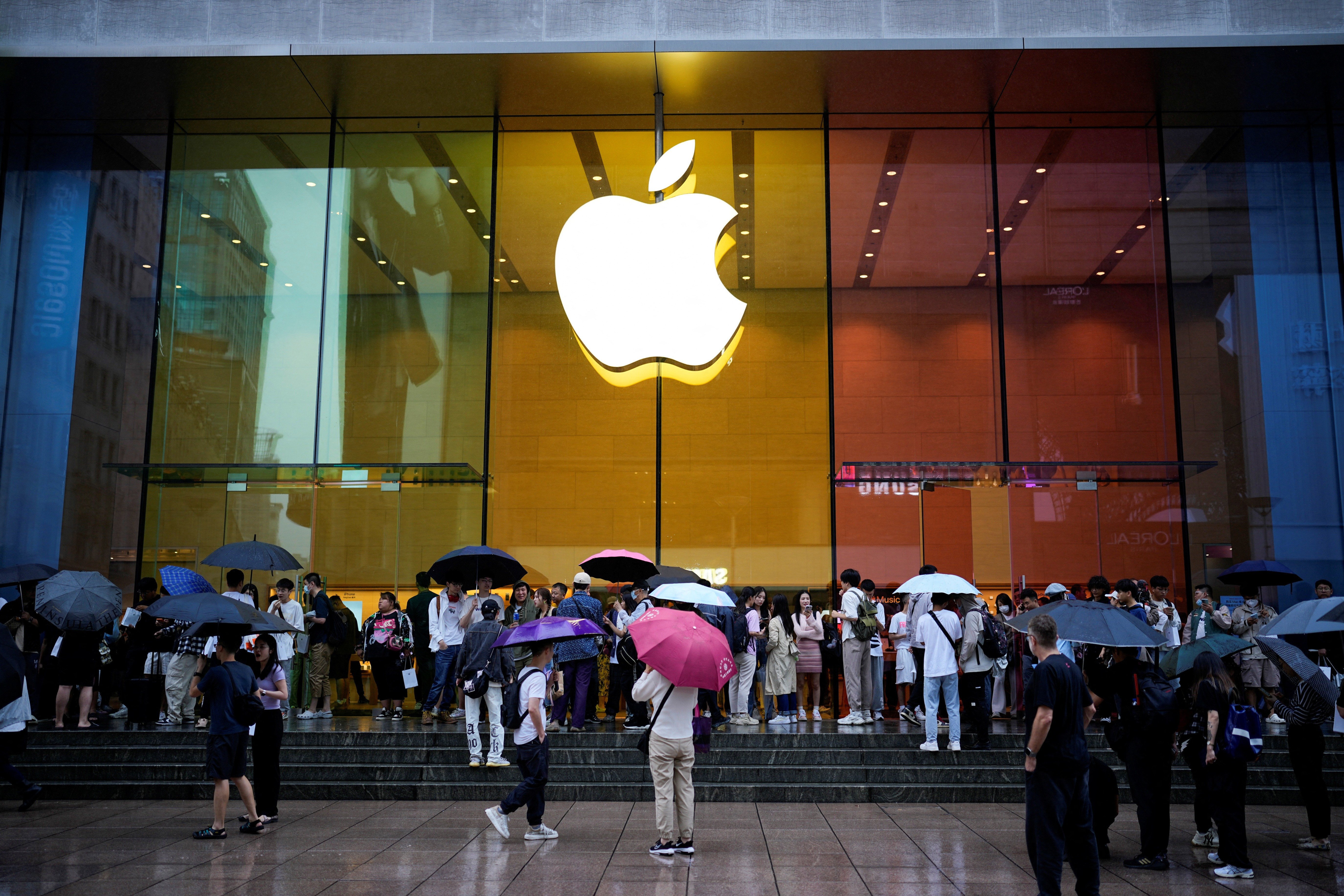 Apples Flagship Shanghai Store Buzzes As IPhone 15 Goes On Sale 39966