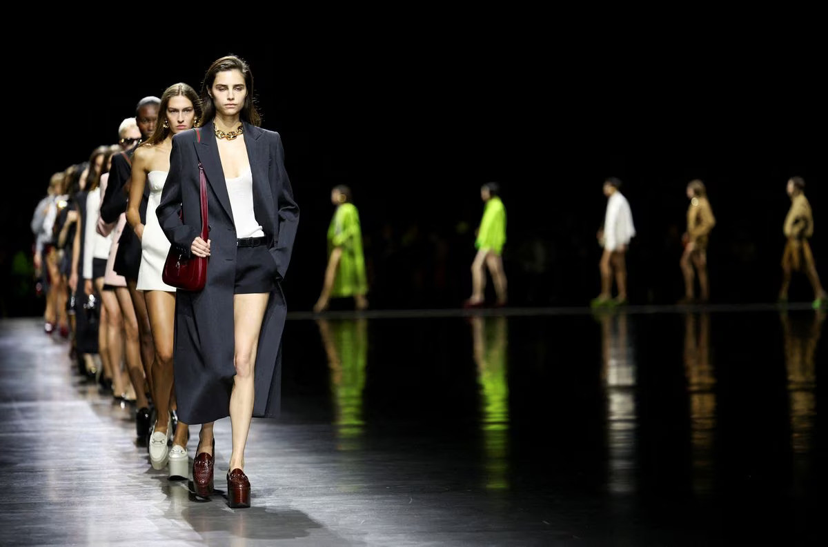 For Gucci Debut New Designer De Sarno Showcases Minimalist Glamour 40000