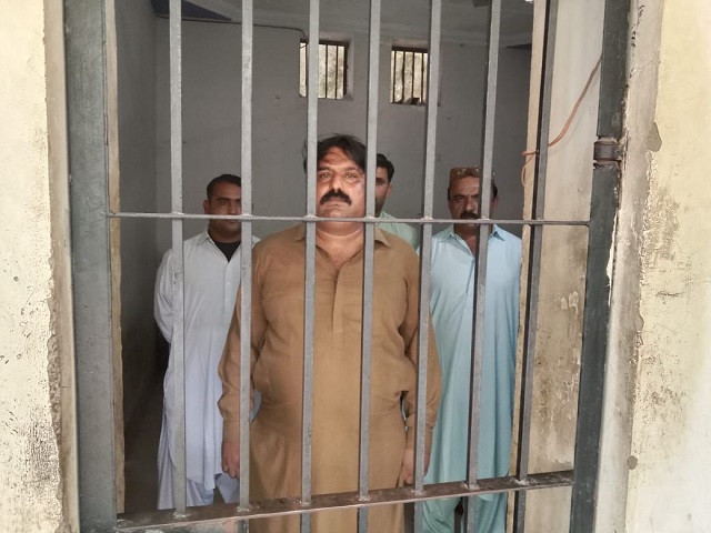 Sindh Police Personnel Arrested For Extorting Cricketer 43001