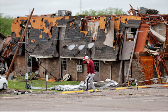 Dozens Of Tornadoes Strike Oklahoma Killing At Least Four 49690