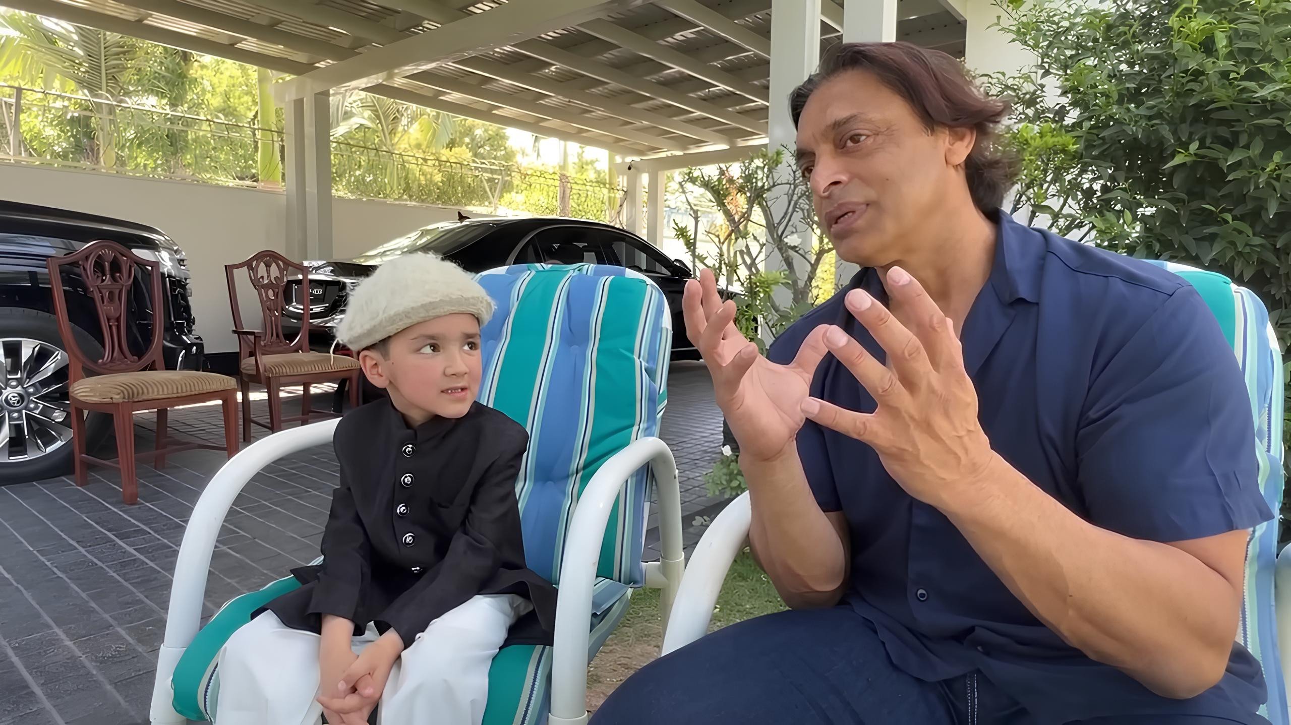 Shoaib Akhtar Child Vlogger Shiraz Bond Over Cricket In Adorable Meetup 50109