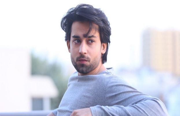 Bilal Abbas Cautions Fans Against Facebook Impersonator Amid Shows Rising Popularity 74412