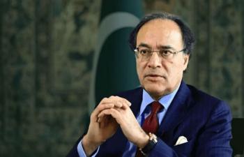 Aurangzeb Briefs ADB Chief On Pakistans Improving Economic Indicators 75214