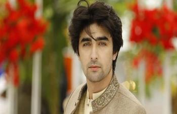 Khaqan Shahnawaz Flaunts Three Vibes In One Beach Day 75382