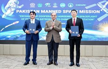 Two Pakistani Astronauts Selected For Space Mission 75435