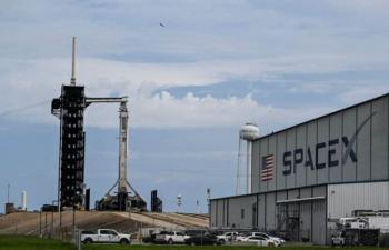 SpaceX Shifts Focus From Mars To Moon 75449