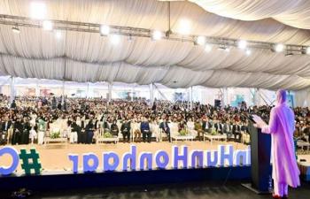 CM Punjab Distributes Honhaar Scholarships Laptops Among Students In Gujrat 75556