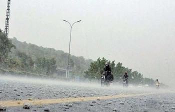 Light Rain Brings Weather Pleasant In Lahore 75573