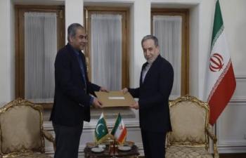 Araghchi Receives Pakistani PMs Special Message To Ayatollah Khamenei 76573